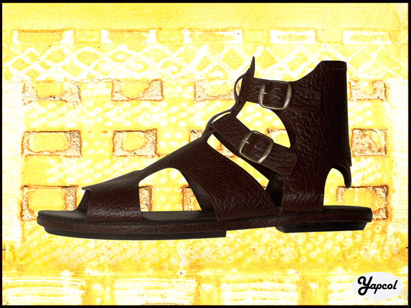 Sandale marron foncé en cuir avec des brides ajustables et boucles métalliques