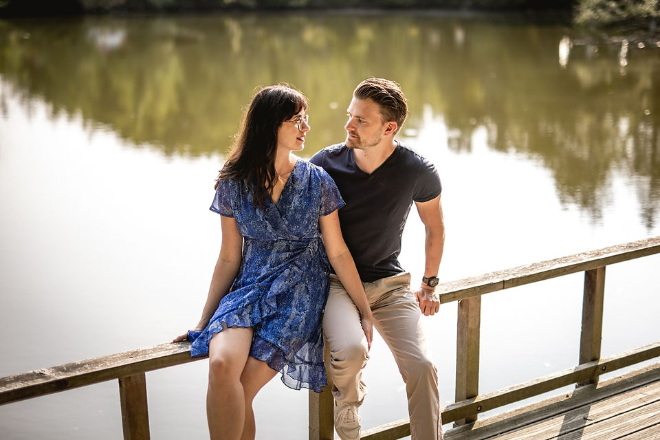 séance engagement couple Bretagne etang