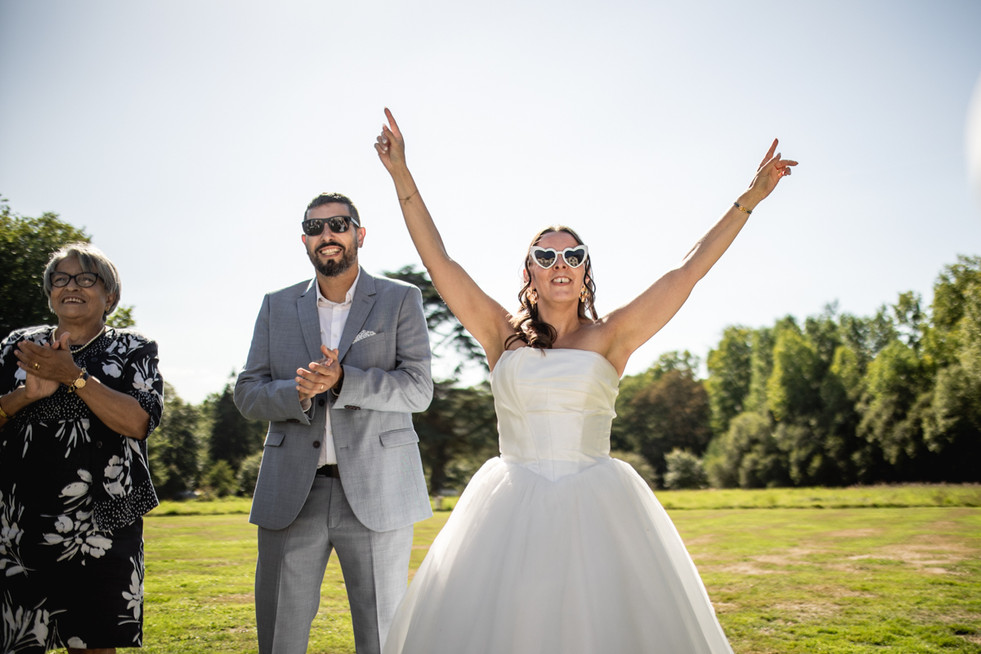 couple mariés mariage lunettes soleil fun