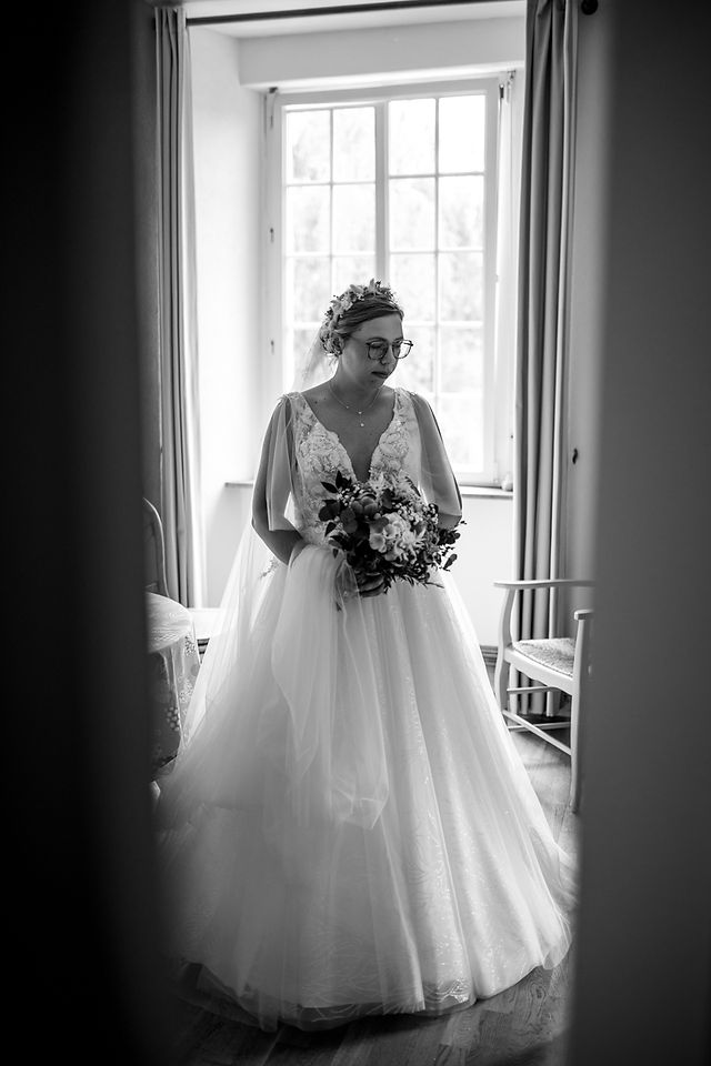 préparatifs de mariage photographe robe mariée noir et blanc princesse