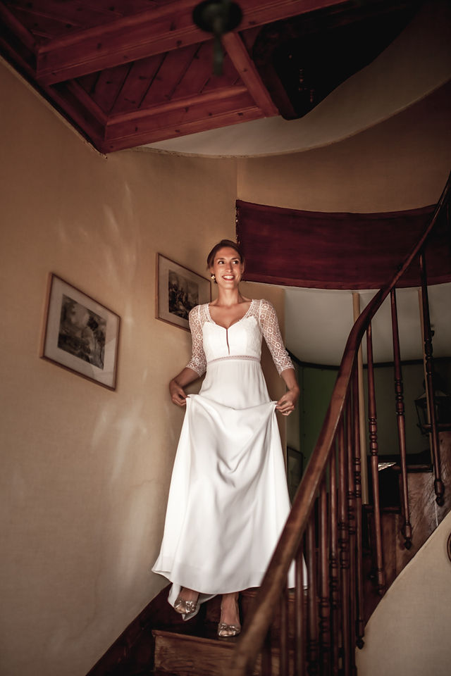 mariée first look escalier