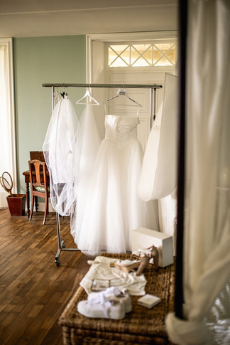 préparatifs mariage robe cintre