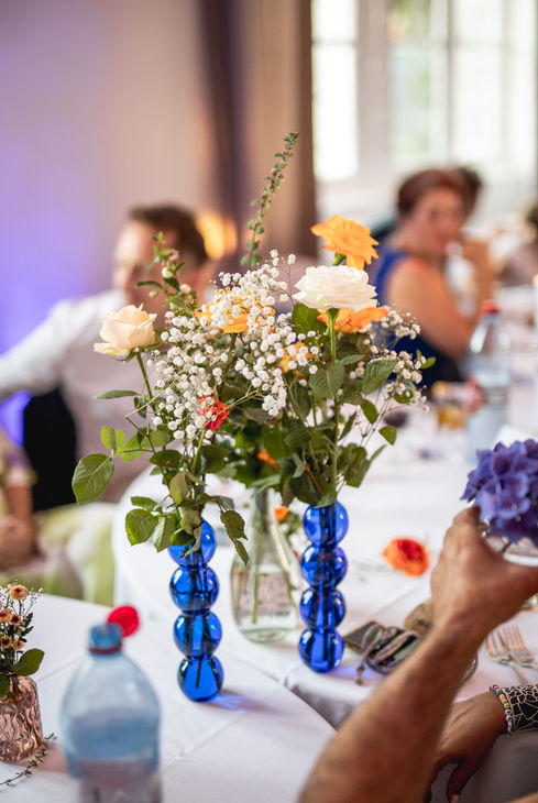 vases bleu fleurs table mariage repas dîner décoration