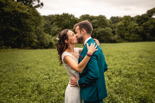 mariage à la ferme photographe couple champ
