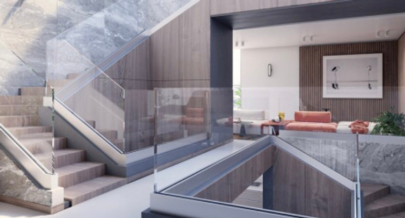 Parapettti in vetro posizionati ai lati delle scale. Ci sono anche dei parapetti in vetro che proteggono un grande foro che sta al centro della hall