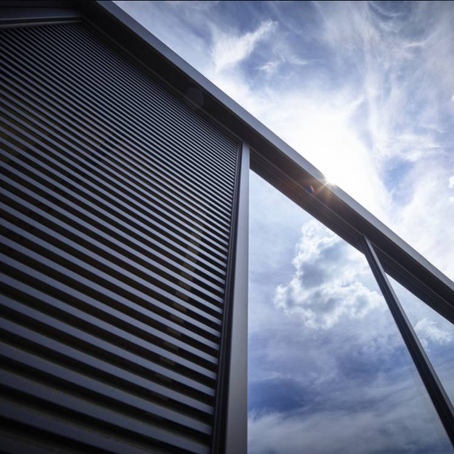 Facciata ventilata in alluminio tinto grigio antracite con serramento scorrevole