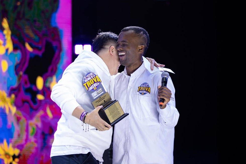 Cristian Estiven Querubín “Guacuco” celebra emocionado su coronación como Rey Nacional de la Trova Ciudad de Medellín 2025. Créditos: Alcaldía de Medellín.