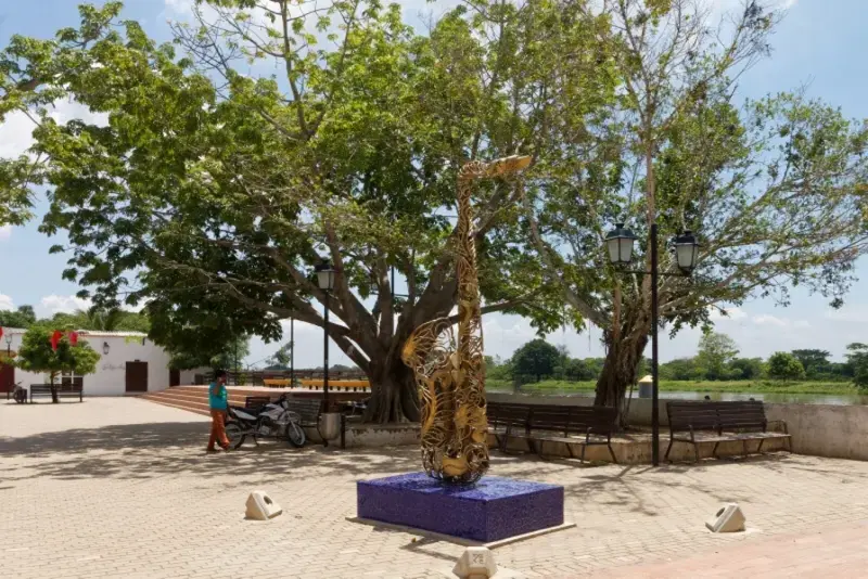 Escultura de saxofón en la Plaza de la Concepción de Mompox, un ícono cultural que rinde homenaje al FestiJazz y al legado musical de la ciudad. Créditos: Gobernación de Bolívar – Icultur.
