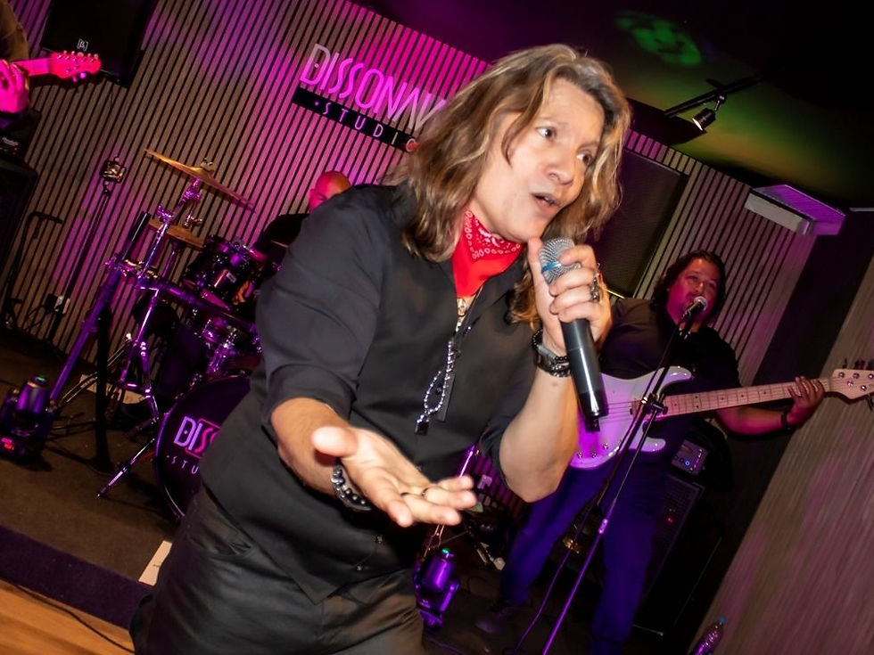 Danny FRATI Celli marcó su debut en Bogotá con el poder del rock boricua