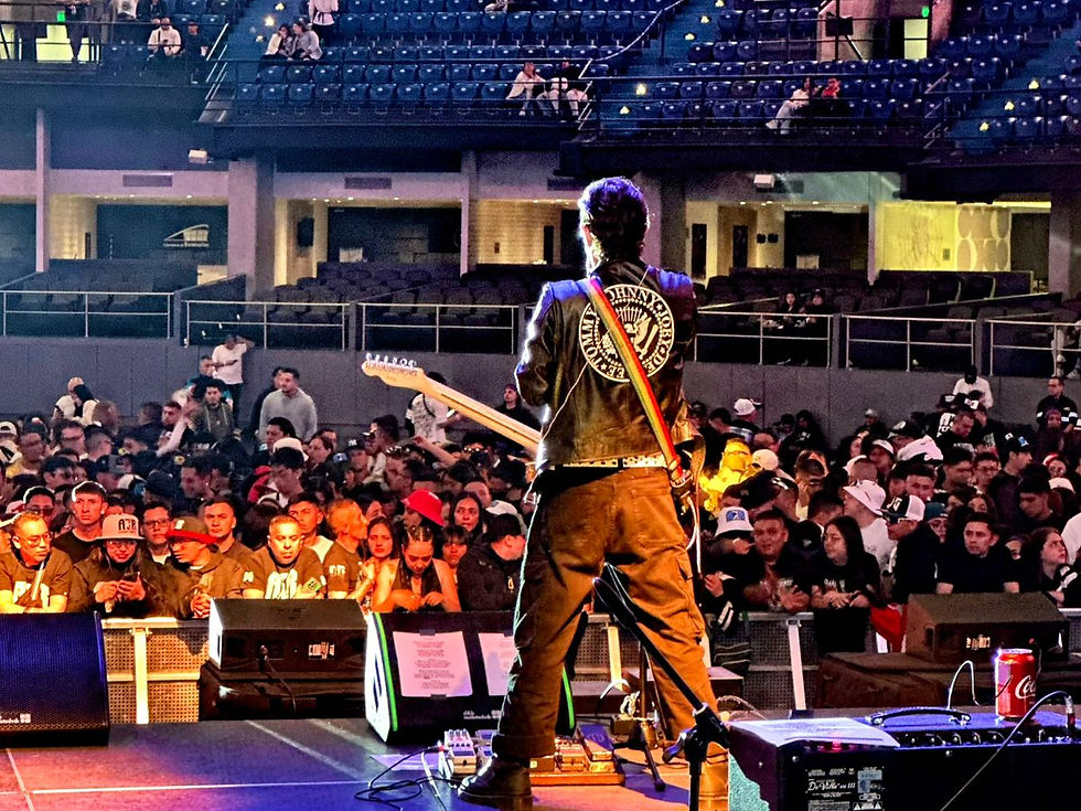 Jonas Producer durante una de sus presentaciones en vivo, consolidando su propuesta musical frente a un público que responde con fuerza a la escena independiente. Créditos: Cortesía Jonas Producer.