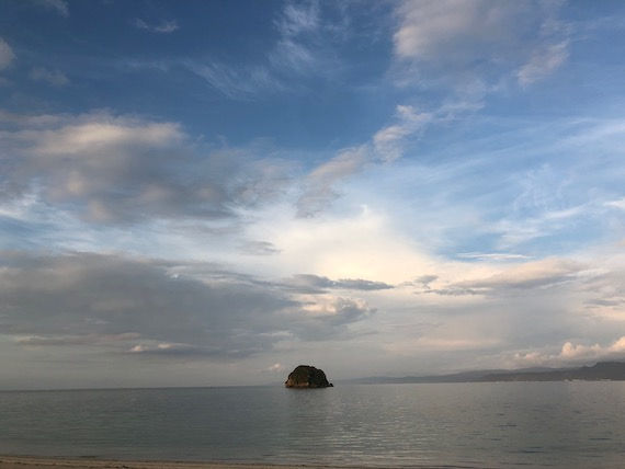 夕暮れ時の穏やかな海