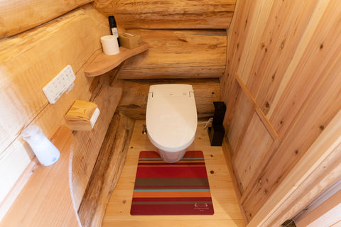 沖縄　やんばる　わらゆん家室内　ログハウス　沖縄ログハウス　ハンドカットログハウス　ウォシュレットトイレ　沖縄ホテル warayunya okinawa loghouse yambaru