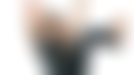 かかとを地面につけたまましゃがむことができず、後ろにひっくり返ってしまう女の子の様子。足首の硬さや筋膜の癒着による可動域制限。