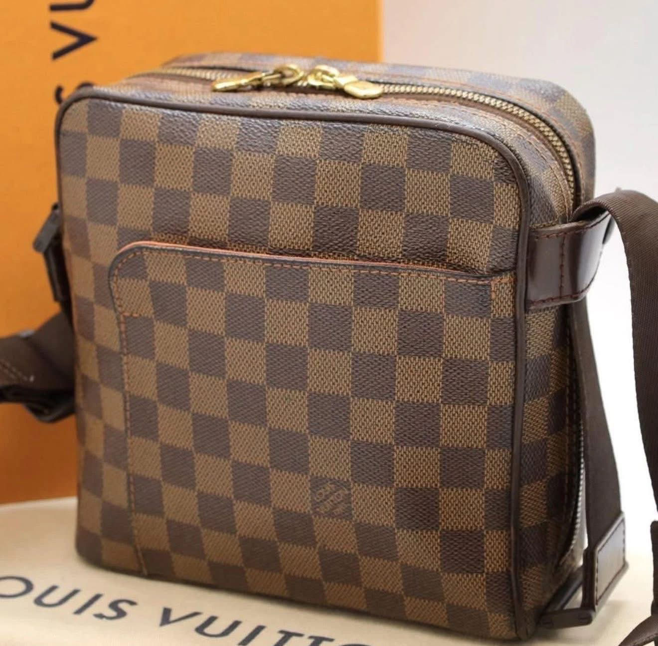 Authentic Louis Vuitton Olaf crossbody damier ebene (pre owned)