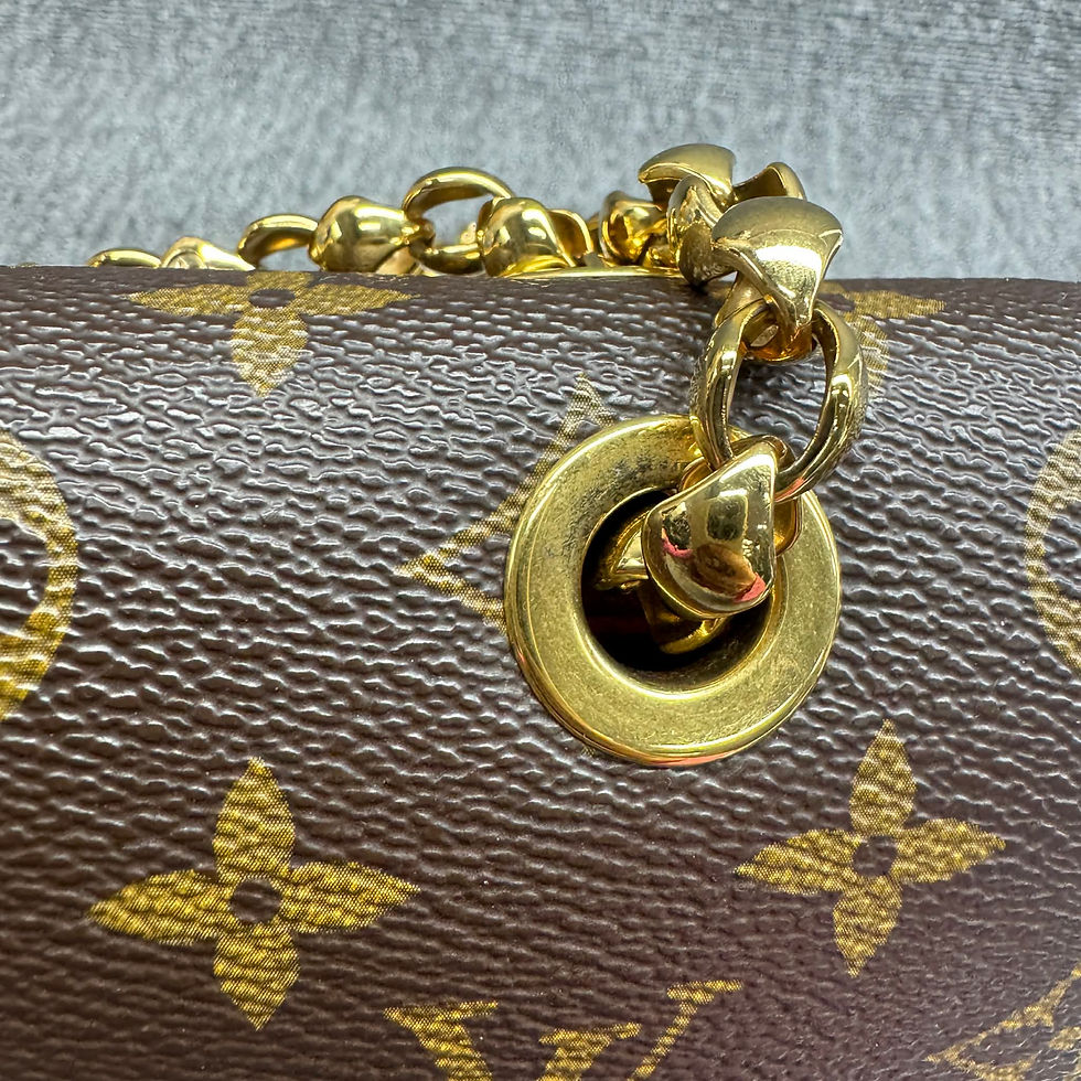 Thumbnail: Authentic Louis Vuitton Victoire Red chain shoulder bag (pre owned)