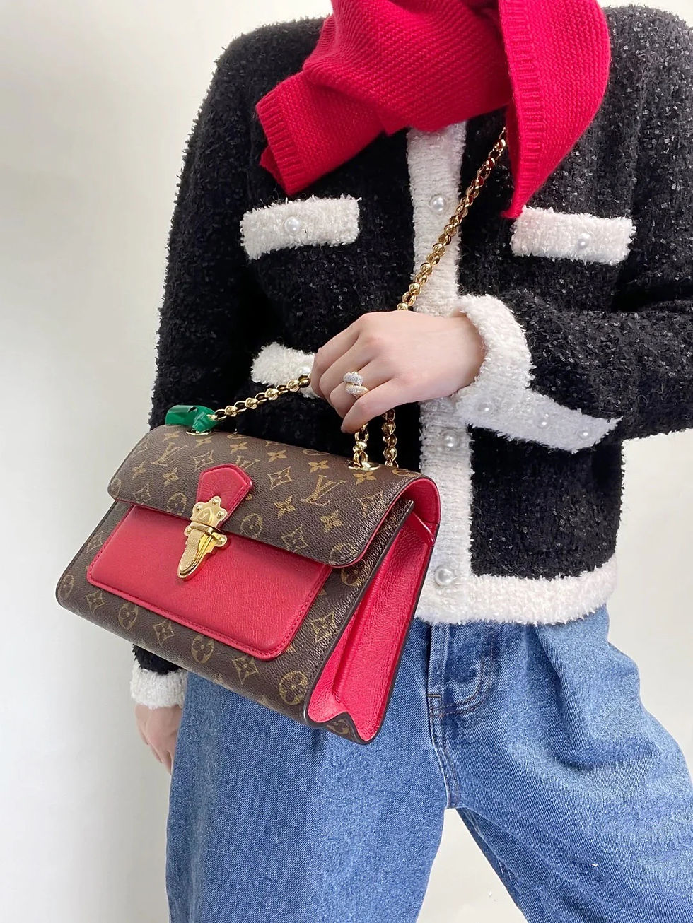 Thumbnail: Authentic Louis Vuitton Victoire Red chain shoulder bag (pre owned)