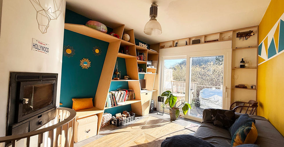 Pièce polyvalente pouvant accueillir un bureau, une salle de jeux ou un espace détente