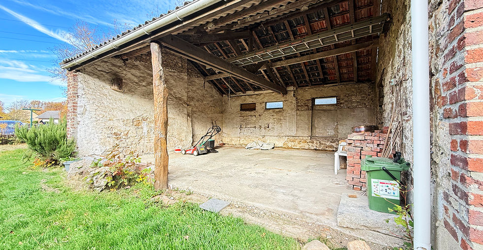 Terrasse couverte à rénover, espace extérieur abrité.