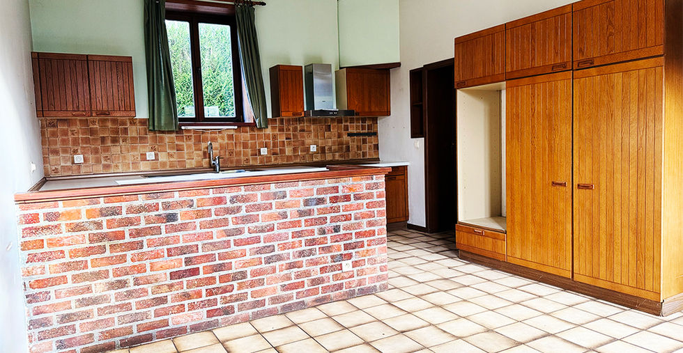 Vue d’une cuisine à rénover, beau volume et potentiel d’aménagement.