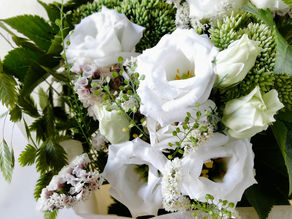 お供え用の白と緑の花束