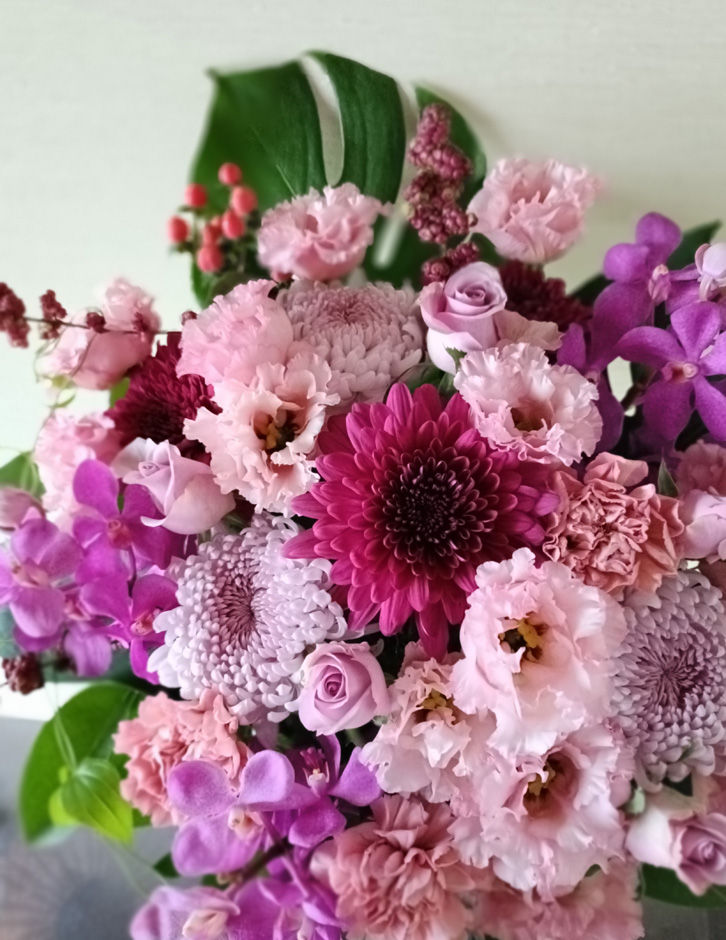 二種類のデコラ咲きのマムを用いたフラワーアレンジメント