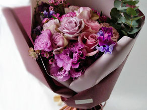 紫色の花を用いたシックで大人っぽい花束