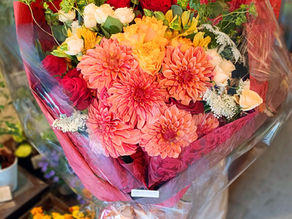 お祝い用の豪華な花束