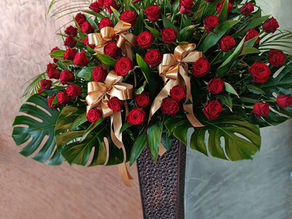 赤いバラ60本のスタンド花