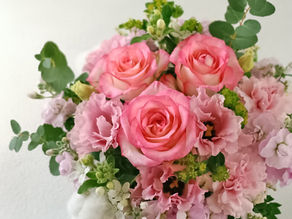 ピンクとホワイトのフラワーアレンジメント