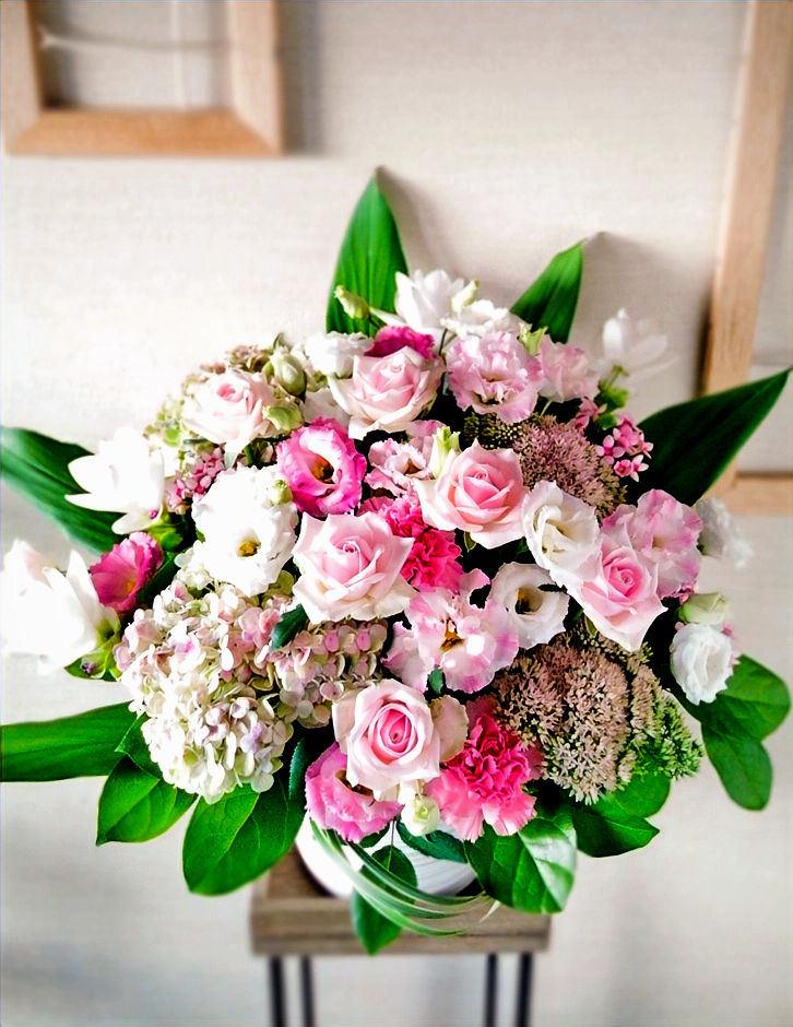 やわらかい雰囲気のお祝い用フラワーアレンジメント