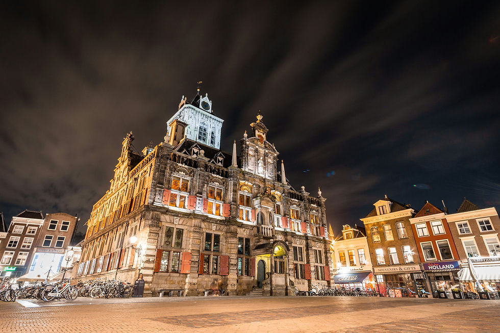 Nachtfoto van het centrum van Delft