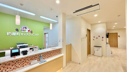 受付｜感染症対策の一環としてキャッシュレスにも対応しています｜PayPay・クレジットカード・交通系など｜梅屋町キッズクリニック｜静岡市葵区の小児科｜診察・予防接種・乳幼児健診｜駐車場は7台完備｜水曜日も診療｜こどもクリニック・病院 ｜発熱・嘔吐・下痢・アレルギー・花粉症・ぜん息・アトピー・じんましん・無呼吸・中耳炎・外耳炎・耳垢・夜尿症・低身長・発達（ADHD・ASD・SLD）