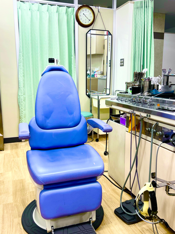 耳鼻科の診察台。耳鼻科と言ったら、この椅子。小さいお子さんは、ご家族の方と一緒にお座りください。