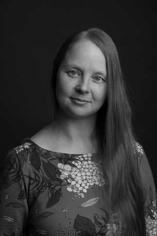 Mustavalkoinen henkilökuva naisesta