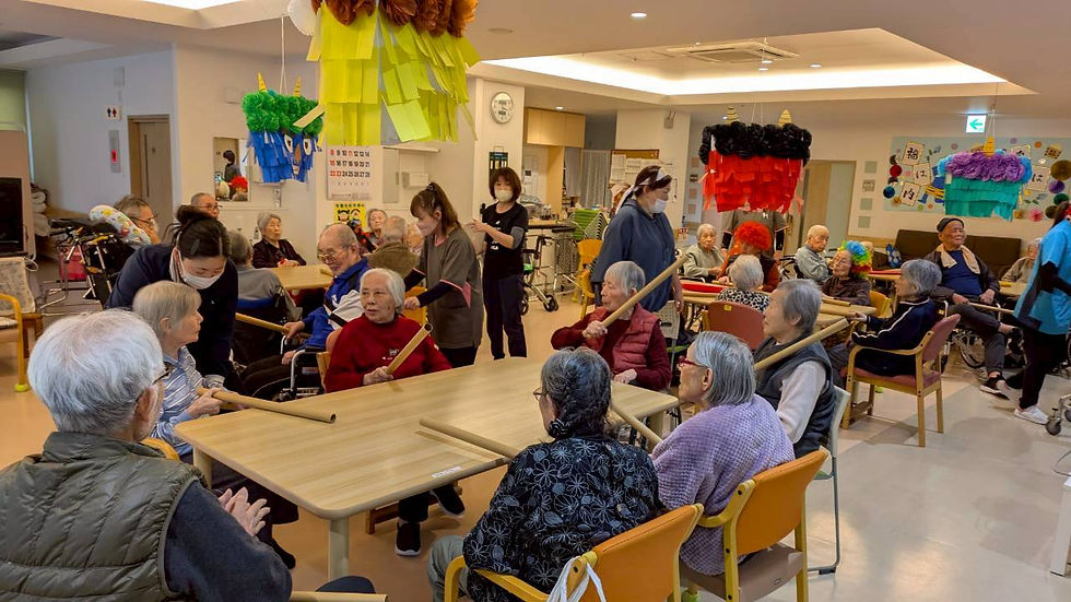 小規模多機能ホームで合同ピニャータ　気合十分！　ストレス発散！！