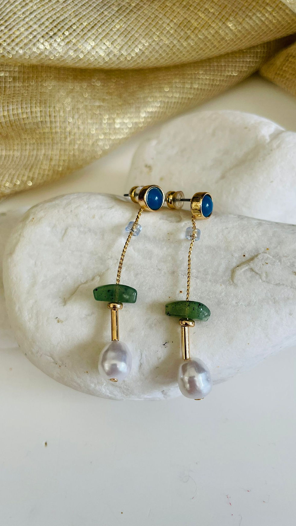 Yeşil Suni Taşlı ve İncili Mavi Taş Süslemeli Gold Renk Sallantı Bijuteri Küpe