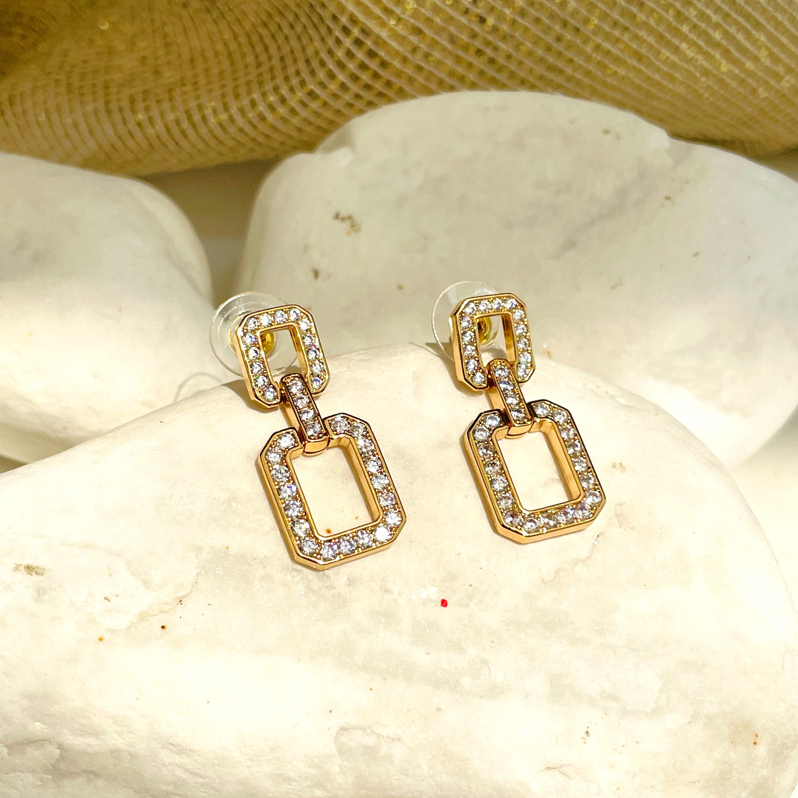 Kareli Çubuk Zirkon Taşlı Moda Model Gold Renk Lak Kaplama Bijuteri Küpe