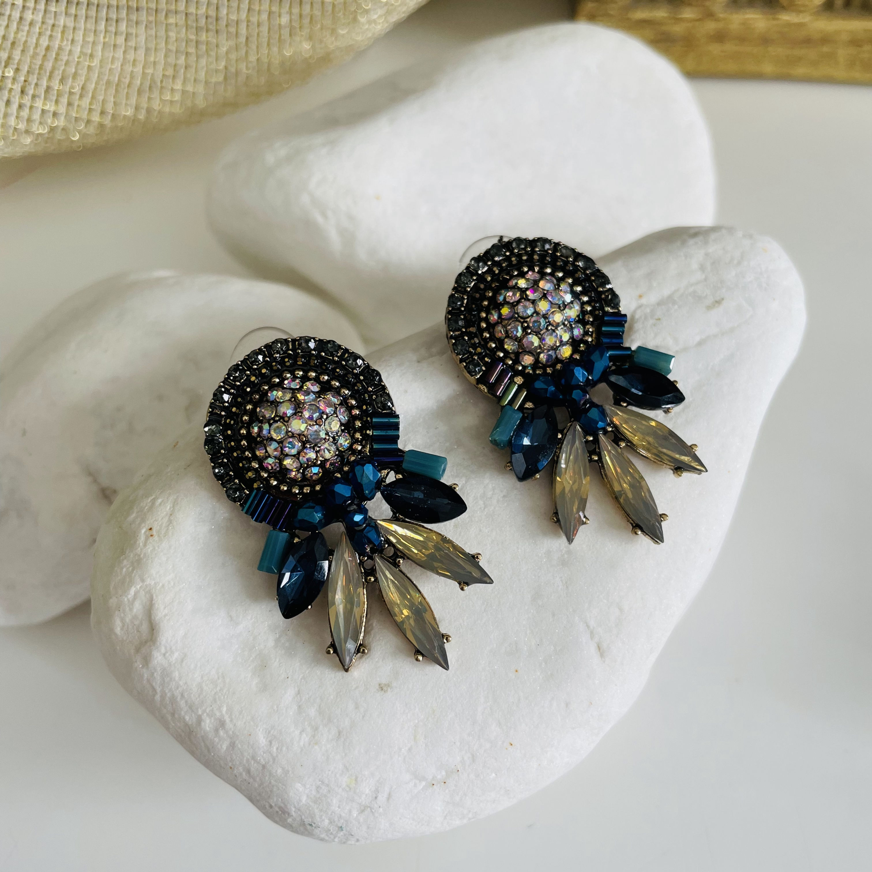 Mavi Zirkon Tasli Bakir Renk Lak Kaplama Tuylu Kalkan Modeli Bijuteri Kupe  Görseli