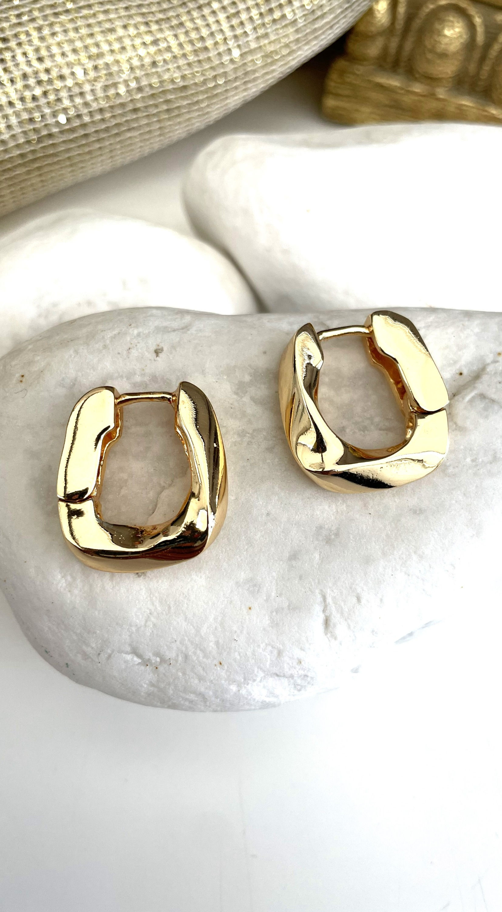 Kıvrık Model Gold Renk Lak Kaplama Bombeli U Modeli Bijuteri Küpe