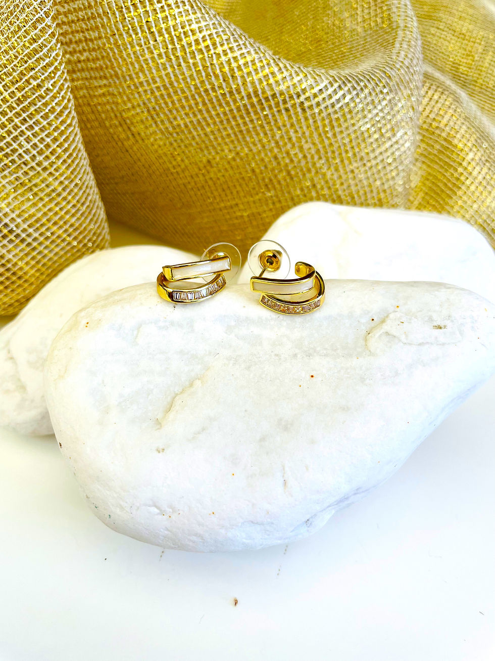 Beyaz Sedef Mineli Zirkon Taşlı Sıralı Çubuk Gold Renk Lak Kaplama Bijuteri Küpe