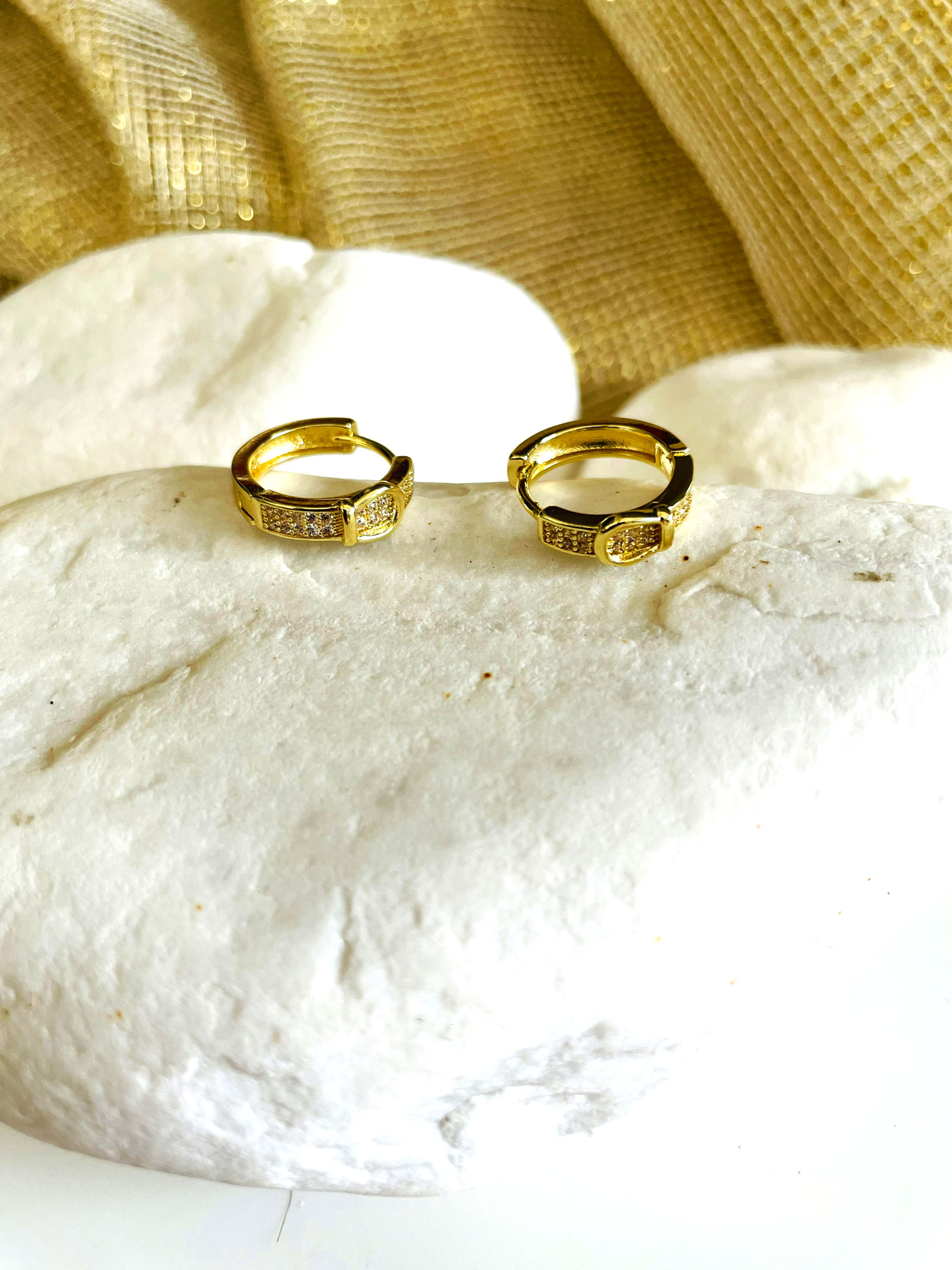 Zirkon Taşlı Kemer Modeli Klasik Minimalist Gold Renk Lak Kaplama Bijuteri Küpe