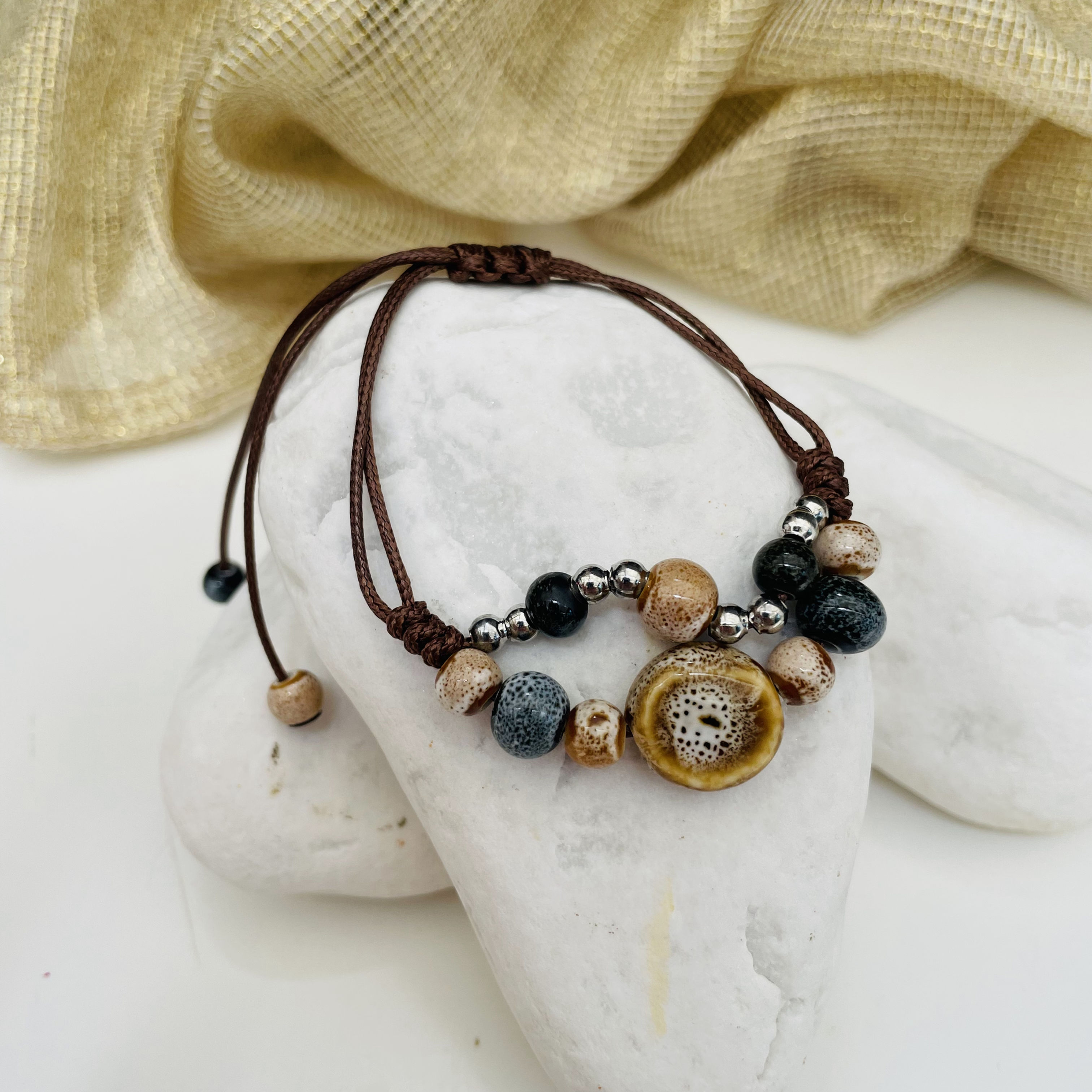 El Yapımı Seramik Krem Halka Motifli Mavi Boncuklu Çift Katlı İpli Bileklik