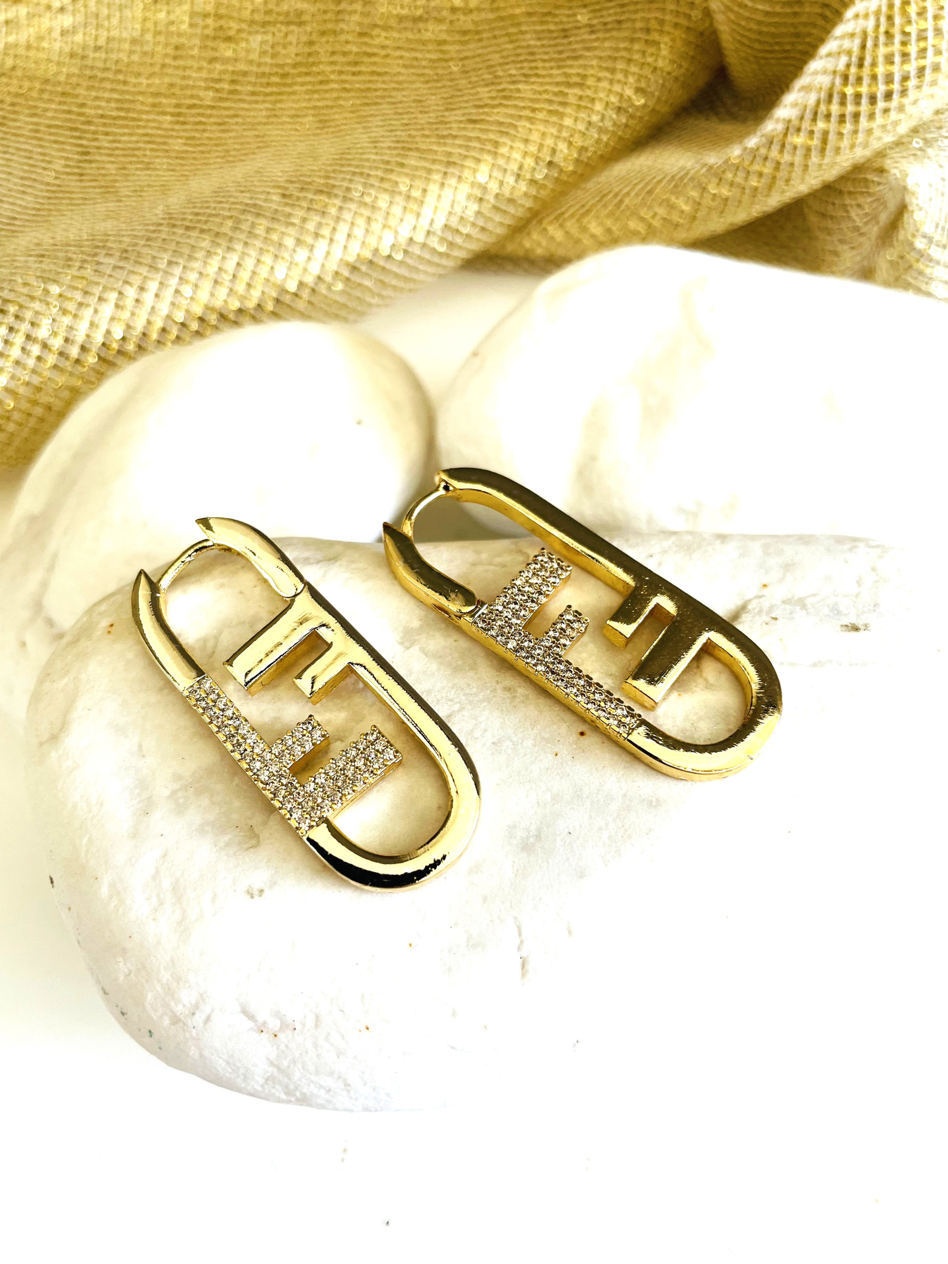 FRR Modeli Zirkon Taşlı Uzun Gold Renk Lak Kaplama Bijuteri Moda Küpe