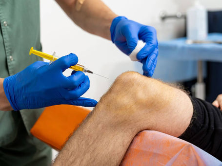 Médico aplica injeção de ácido hialurônico no paciente