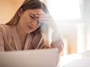 O que é enxaqueca com aura? Veja o que é esta dor de cabeça