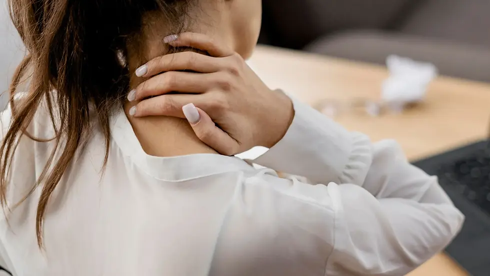 Mulher sofre com dor no pescoço devido à fibromialgia. Qual é o pior sintoma da síndrome?