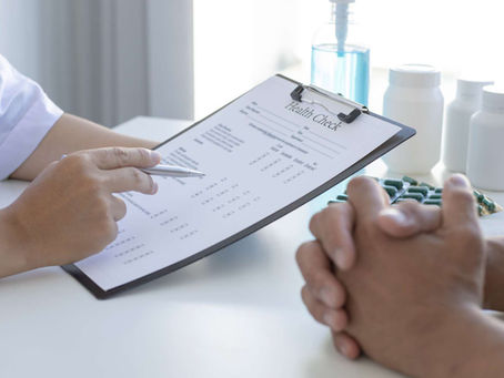 Médica conversa com paciente para tratar a dor crônica