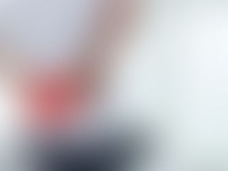 Homem sofre com dor lombar ao acordar. Este é um dos gatilhos para a dor lombar