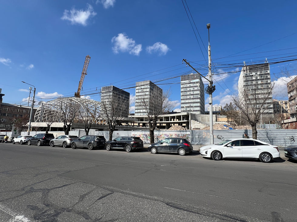 Параметрический купол в процессе строительства в районе Арабкир в Ереване.