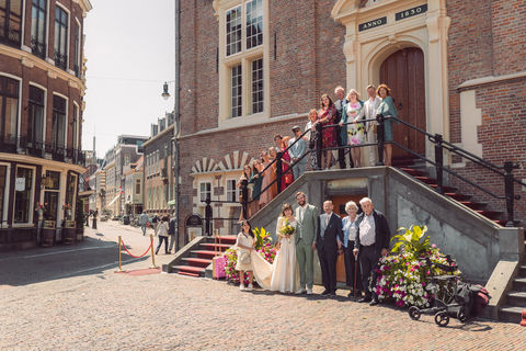 Grote, plechtige familiefoto op de trappen voor het Haarlemse gemeentehuis.